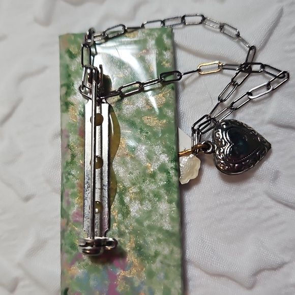 VINTAGE PIN MINITURE ENVELOPE WITH CHAIN AND HEART GREEN & SILVER - Picture 4 of 6